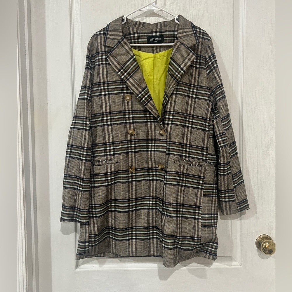 Kittenish Plaid Coat with Vibrant Yellow Accent